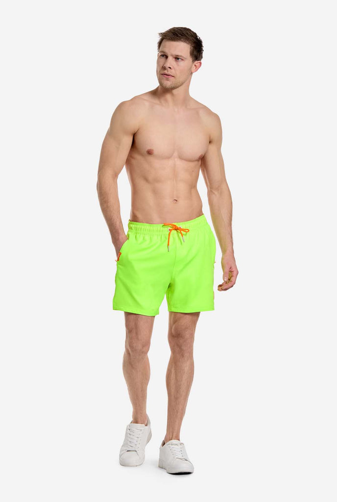 Mann trägt neongrüne Badehose für Herren