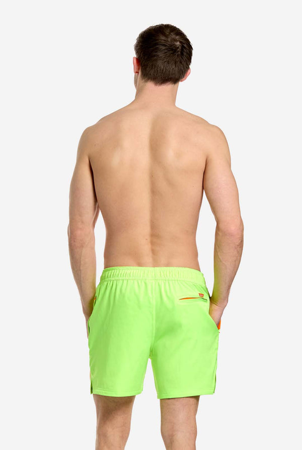 Mann trägt neongrüne Badehose für Männer, Ansicht von hinten