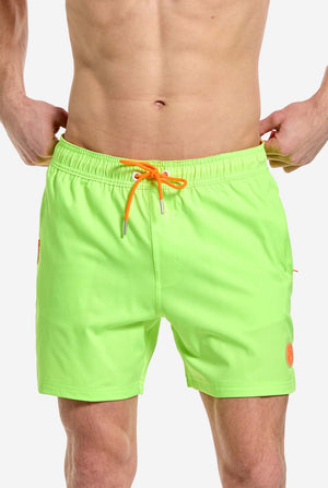 Mann trägt neongrüne Badehose für Männer, Nahaufnahme