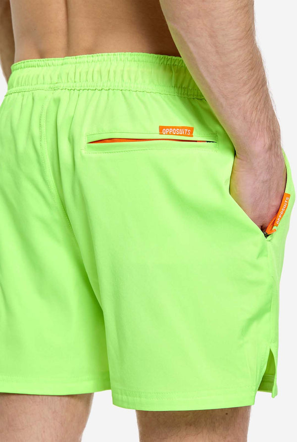Mann trägt neongrüne Badehose für Männer, Nahaufnahme