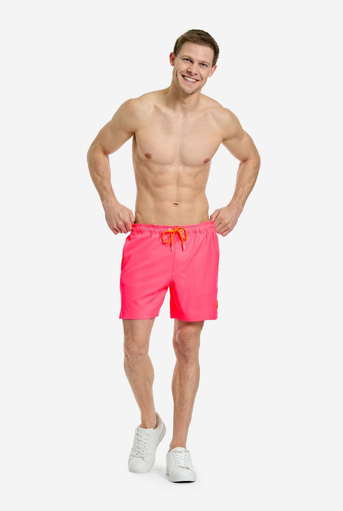Mann trägt neonpinke Power-Badehose für Herren