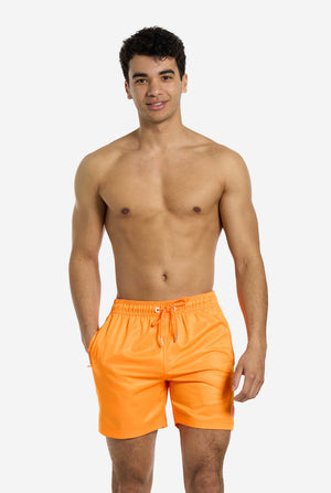 Mann trägt neonorange Badehose für Männer