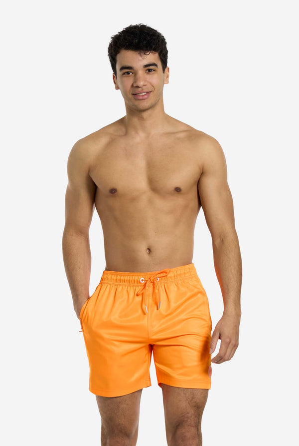 Mann trägt neonorange Badehose für Männer