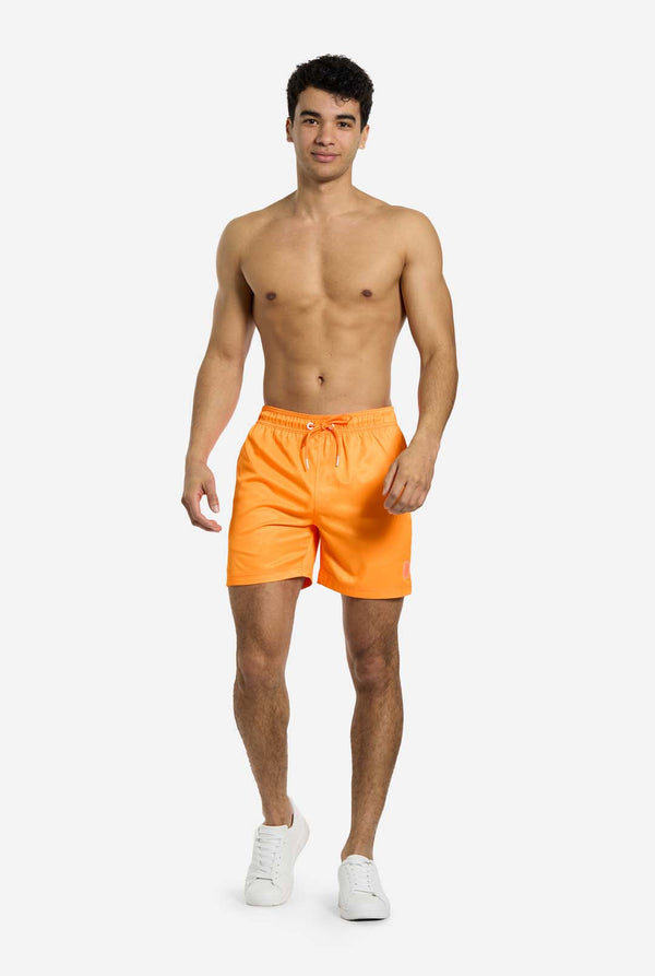 Mann trägt neonorange Badehose für Männer