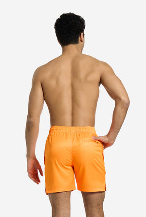 Mann trägt neonorange Badehose für Männer, Ansicht von hinten
