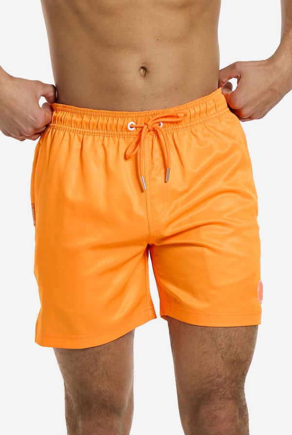 Mann trägt neonorange Badehose für Männer, Nahaufnahme