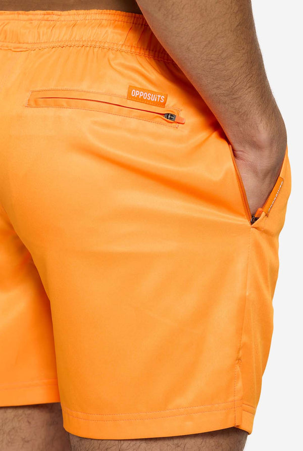 Mann trägt neonorange Badehose für Männer, Nahaufnahme