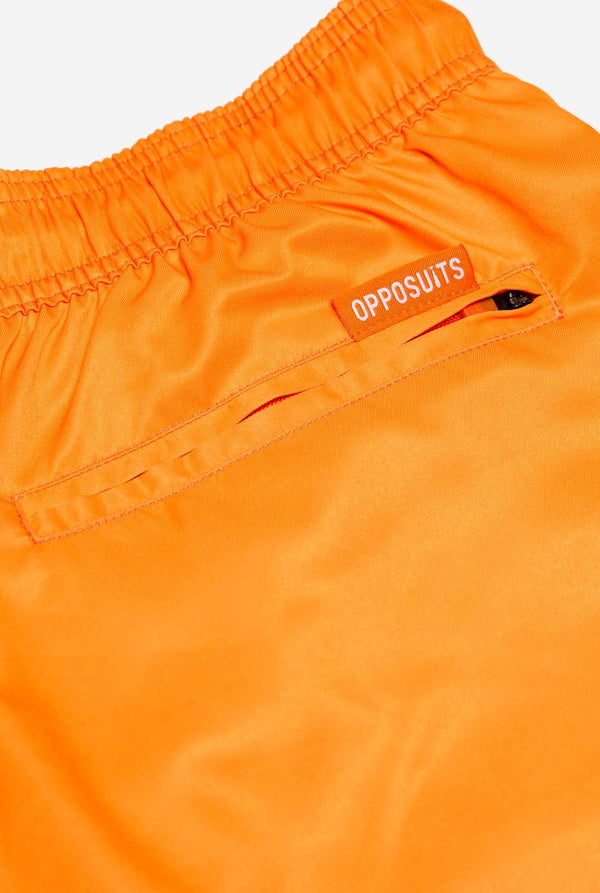 Mann trägt Badehose in Neon Vivid Orange für Männer, Nahaufnahme