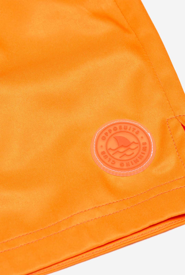 Mann trägt Badehose in Neon Vivid Orange für Männer, Nahaufnahme