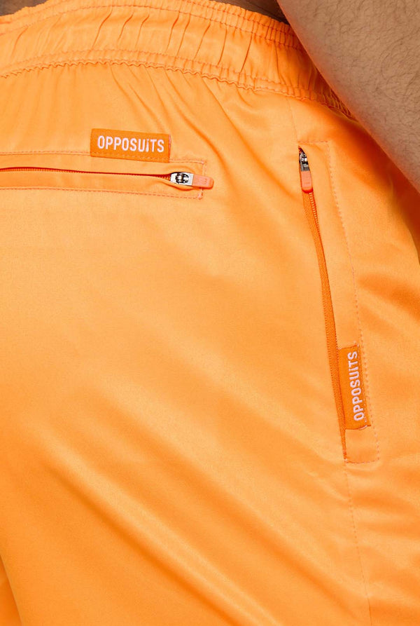 Mann trägt neonorange Badehose für Männer, Nahaufnahme