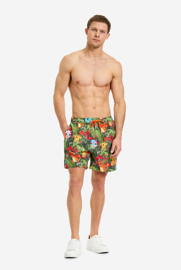Mann trägt Badehose mit Pokemon-Wald-Aufdruck