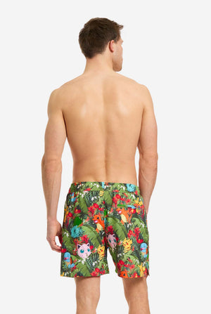 Mann trägt Badehose mit Pokemon-Wald-Aufdruck, Ansicht von hinten.