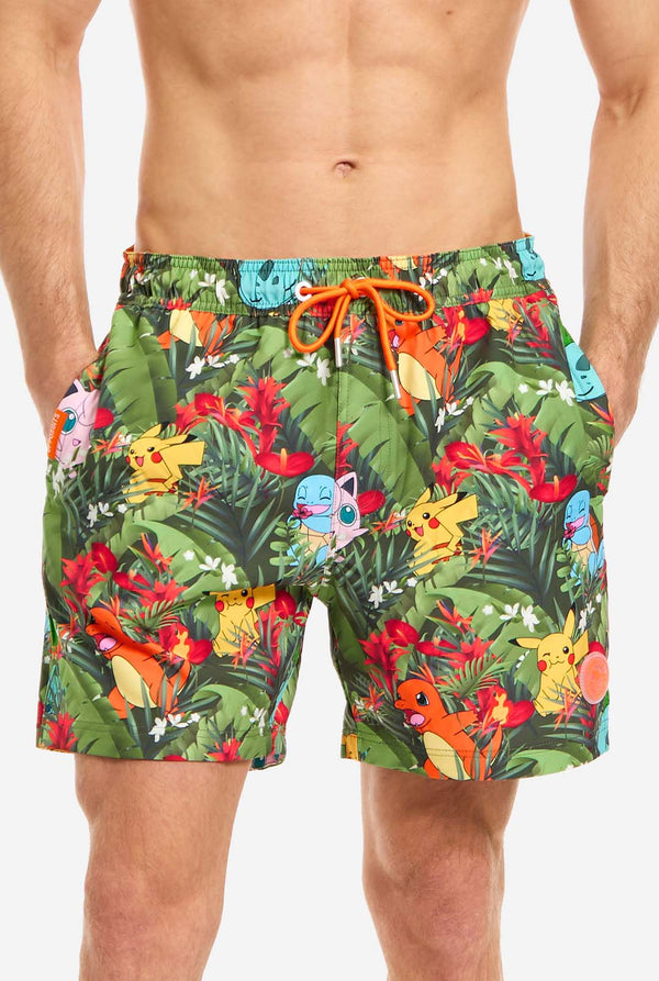 Mann trägt Badehose mit Pokemon-Wald-Aufdruck, Nahaufnahme