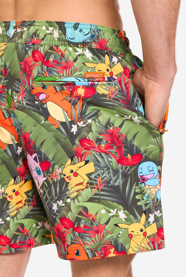 Mann trägt Badehose mit Pokemon-Wald-Aufdruck, Nahaufnahme