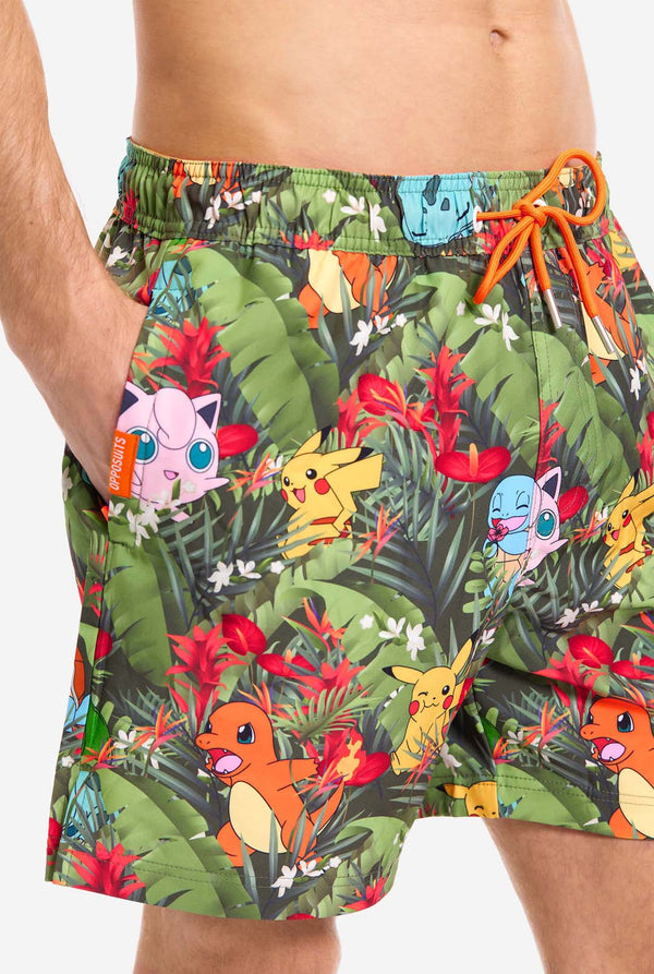 Mann trägt Badehose mit Pokemon-Wald-Aufdruck, Nahaufnahme