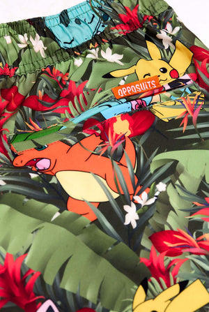 Mann trägt Badehose mit Pokemon-Wald-Aufdruck, Nahaufnahme