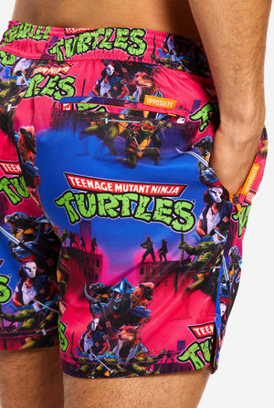 Mann trägt TMNT Dude-Badehose für Männer, Nahaufnahme