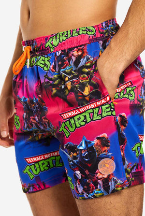 Mann trägt TMNT Dude Badehose für Männer, Nahaufnahme