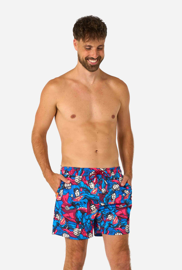 Badeshorts für Herren mit Superman-Motiv im auffälligen Comic-Design mit mehreren Actionposen des Mannes aus Stahl. Perfekt für Superheldenfans, die für Furore sorgen wollen.