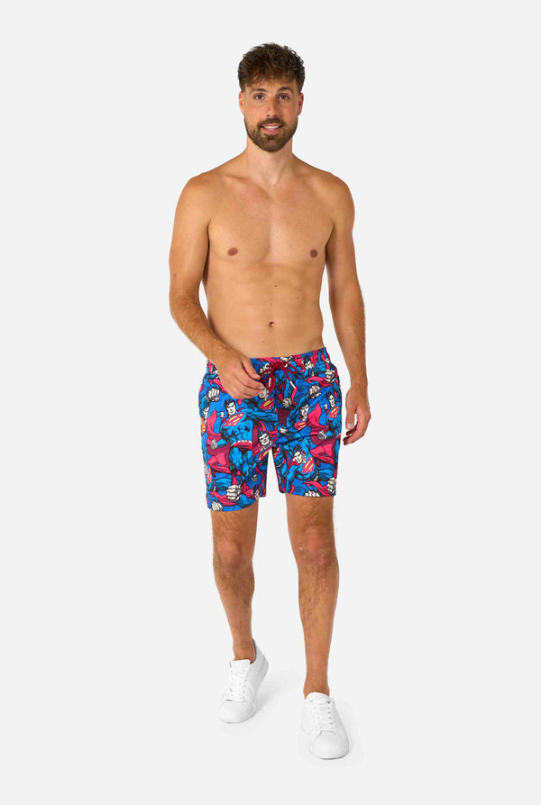 Badeshorts für Herren mit Superman-Motiv im auffälligen Comic-Design mit mehreren Actionposen des Mannes aus Stahl. Perfekt für Superheldenfans, die für Furore sorgen wollen.