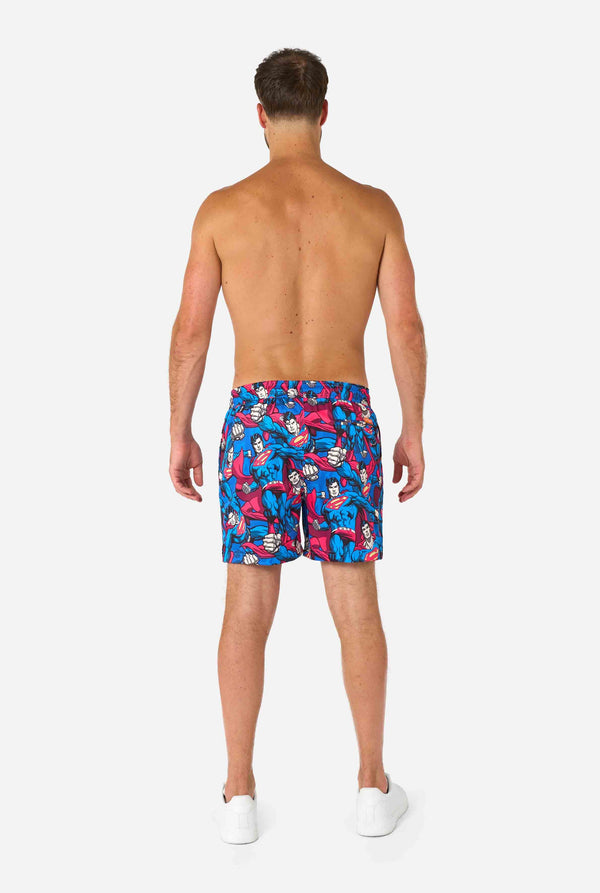 Badeshorts für Herren mit Superman-Motiv im auffälligen Comic-Design mit mehreren Actionposen des Mannes aus Stahl. Perfekt für Superheldenfans, die für Furore sorgen wollen.