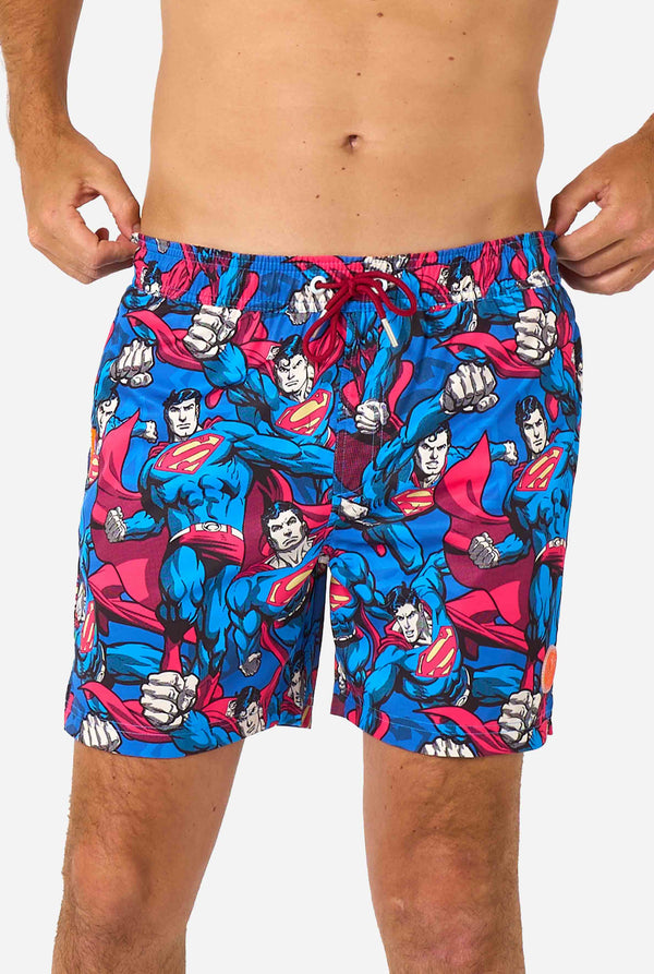 Badeshorts für Herren mit Superman-Motiv im auffälligen Comic-Design mit mehreren Actionposen des Mannes aus Stahl. Perfekt für Superheldenfans, die für Furore sorgen wollen.