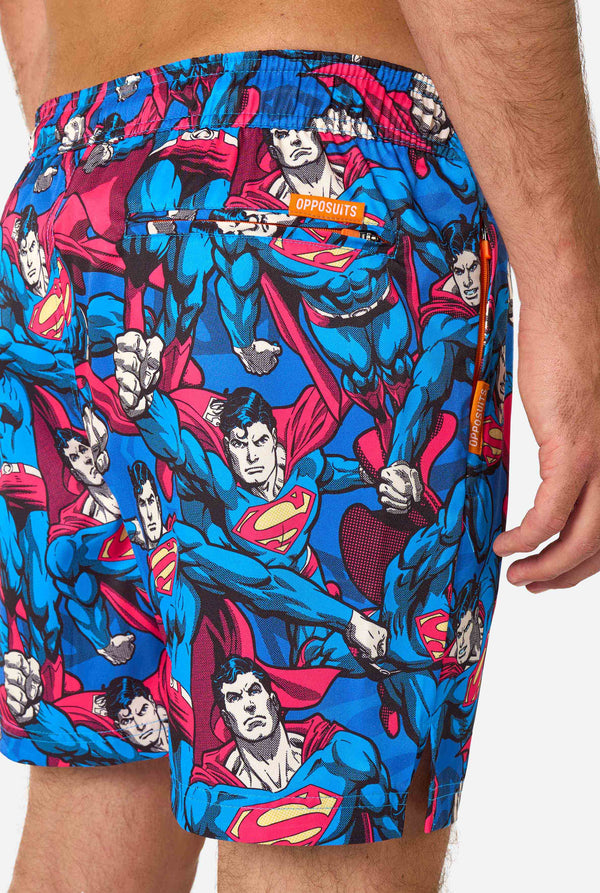 Badeshorts für Herren mit Superman-Motiv im auffälligen Comic-Design mit mehreren Actionposen des Mannes aus Stahl. Perfekt für Superheldenfans, die für Furore sorgen wollen.