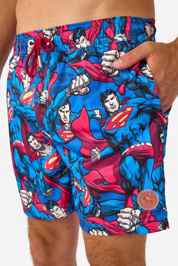 Badeshorts für Herren mit Superman-Motiv im auffälligen Comic-Design mit mehreren Actionposen des Mannes aus Stahl. Perfekt für Superheldenfans, die für Furore sorgen wollen.