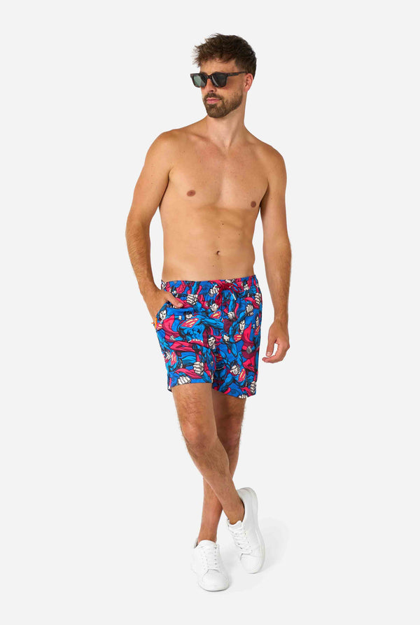 Badeshorts für Herren mit Superman-Motiv im auffälligen Comic-Design mit mehreren Actionposen des Mannes aus Stahl. Perfekt für Superheldenfans, die für Furore sorgen wollen.