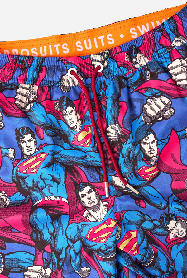 Badeshorts für Herren mit Superman-Motiv im auffälligen Comic-Design mit mehreren Actionposen des Mannes aus Stahl. Perfekt für Superheldenfans, die für Furore sorgen wollen.