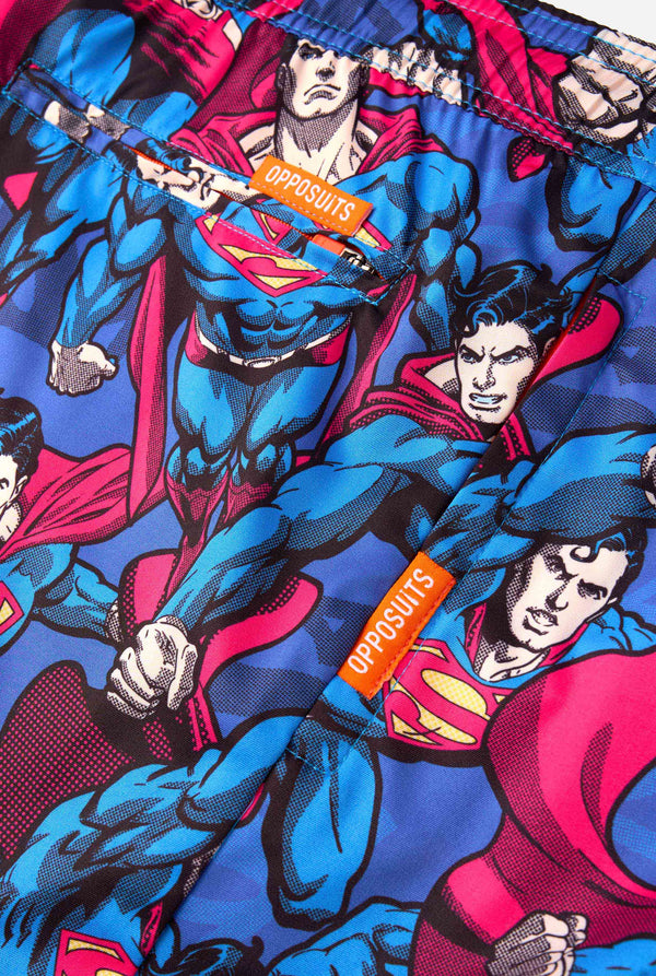 Badeshorts für Herren mit Superman-Motiv im auffälligen Comic-Design mit mehreren Actionposen des Mannes aus Stahl. Perfekt für Superheldenfans, die für Furore sorgen wollen.
