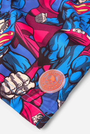 Badeshorts für Herren mit Superman-Motiv im auffälligen Comic-Design mit mehreren Actionposen des Mannes aus Stahl. Perfekt für Superheldenfans, die für Furore sorgen wollen.