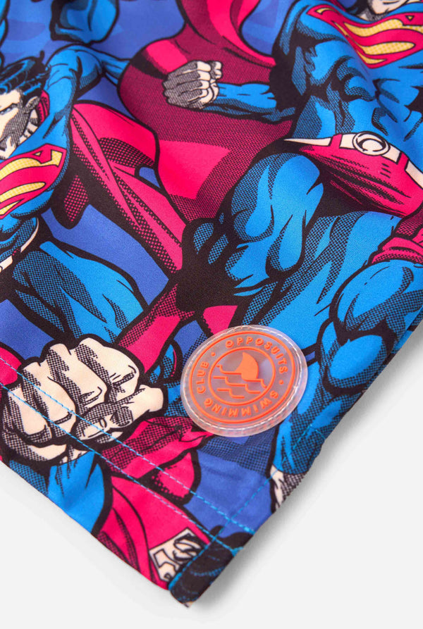 Badeshorts für Herren mit Superman-Motiv im auffälligen Comic-Design mit mehreren Actionposen des Mannes aus Stahl. Perfekt für Superheldenfans, die für Furore sorgen wollen.