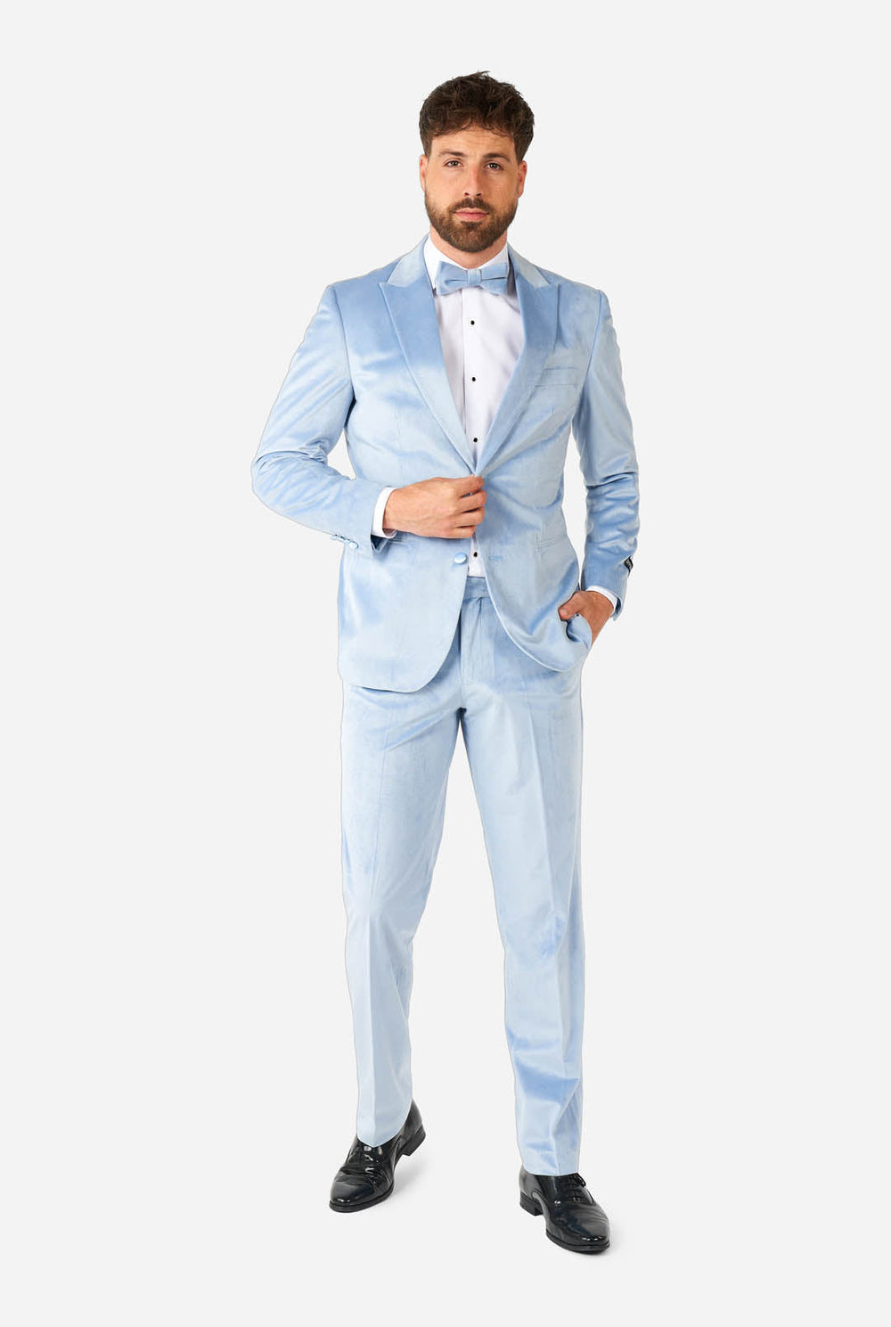 Mann im blauen Samt-Smoking