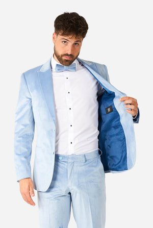 Mann im blauen Samt-Smoking