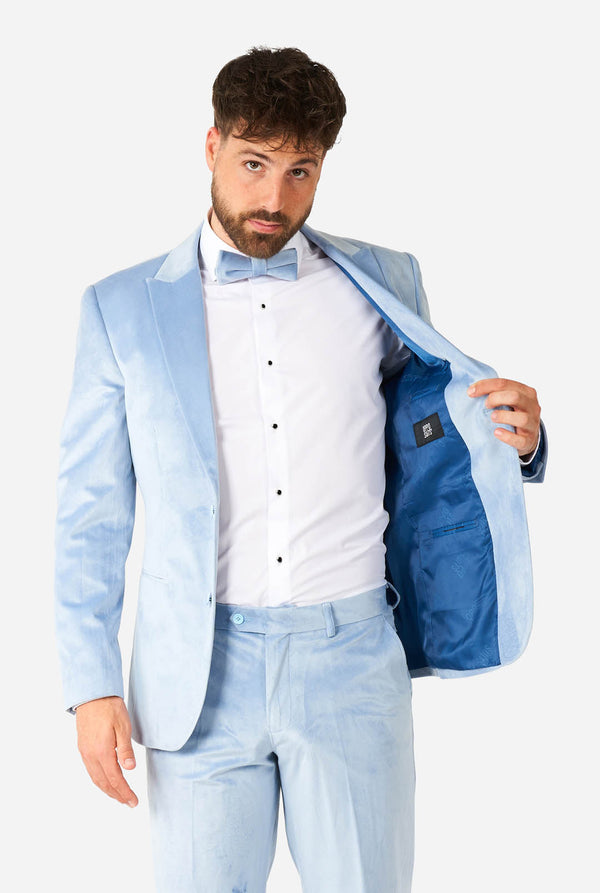 Mann im blauen Samt-Smoking