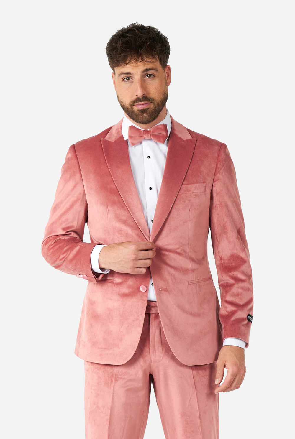 Mann trägt rosa Samt-Smoking