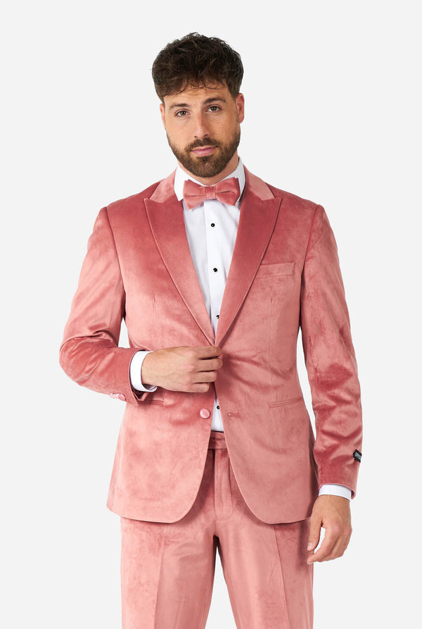 Mann trägt rosa Samt-Smoking