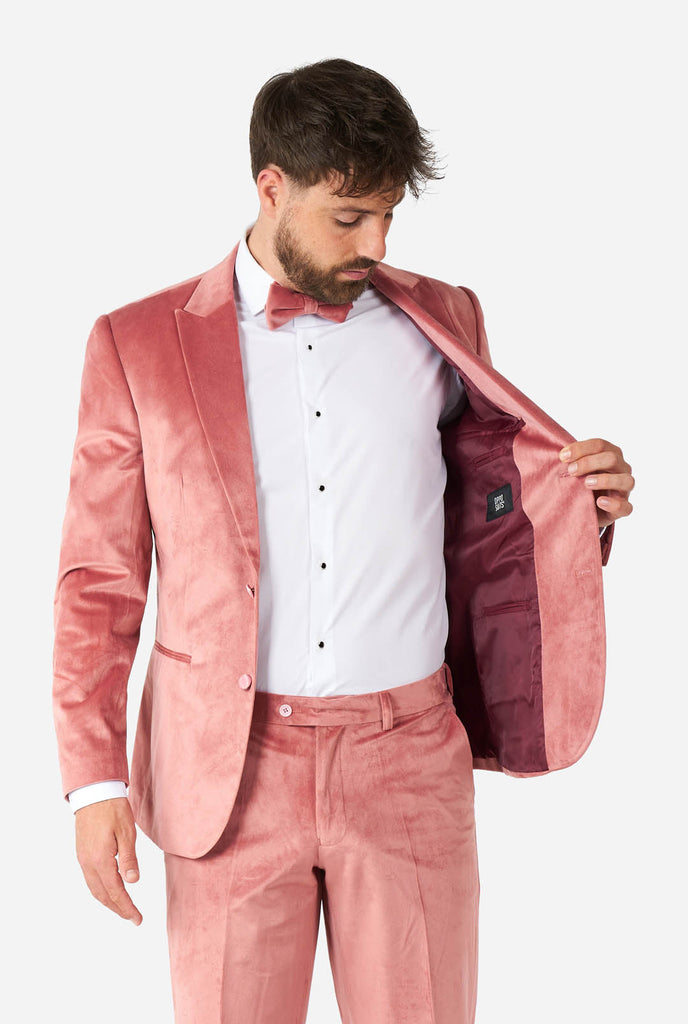 Mann trägt rosa Samt-Smoking