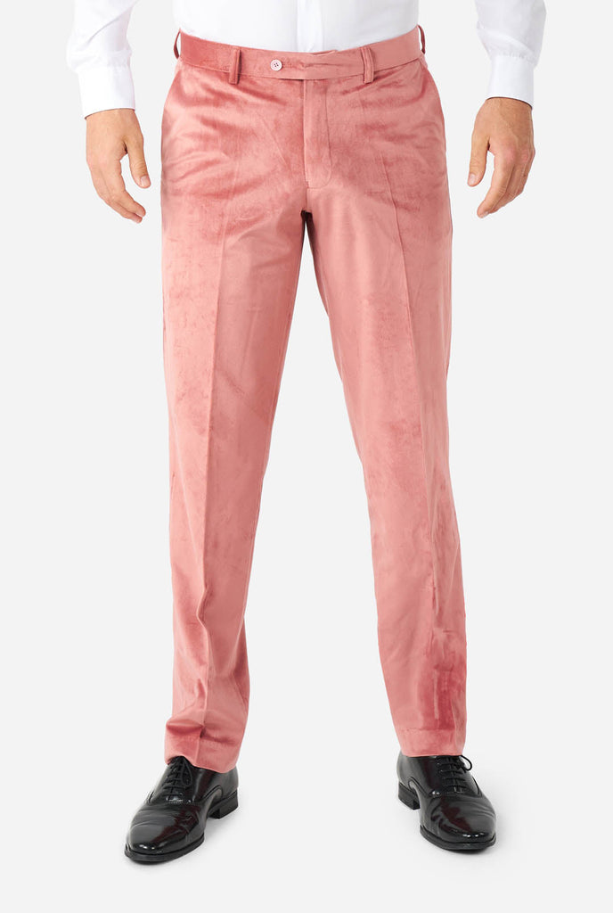Mann im rosafarbenen Samt-Smoking, Blick auf die Hose