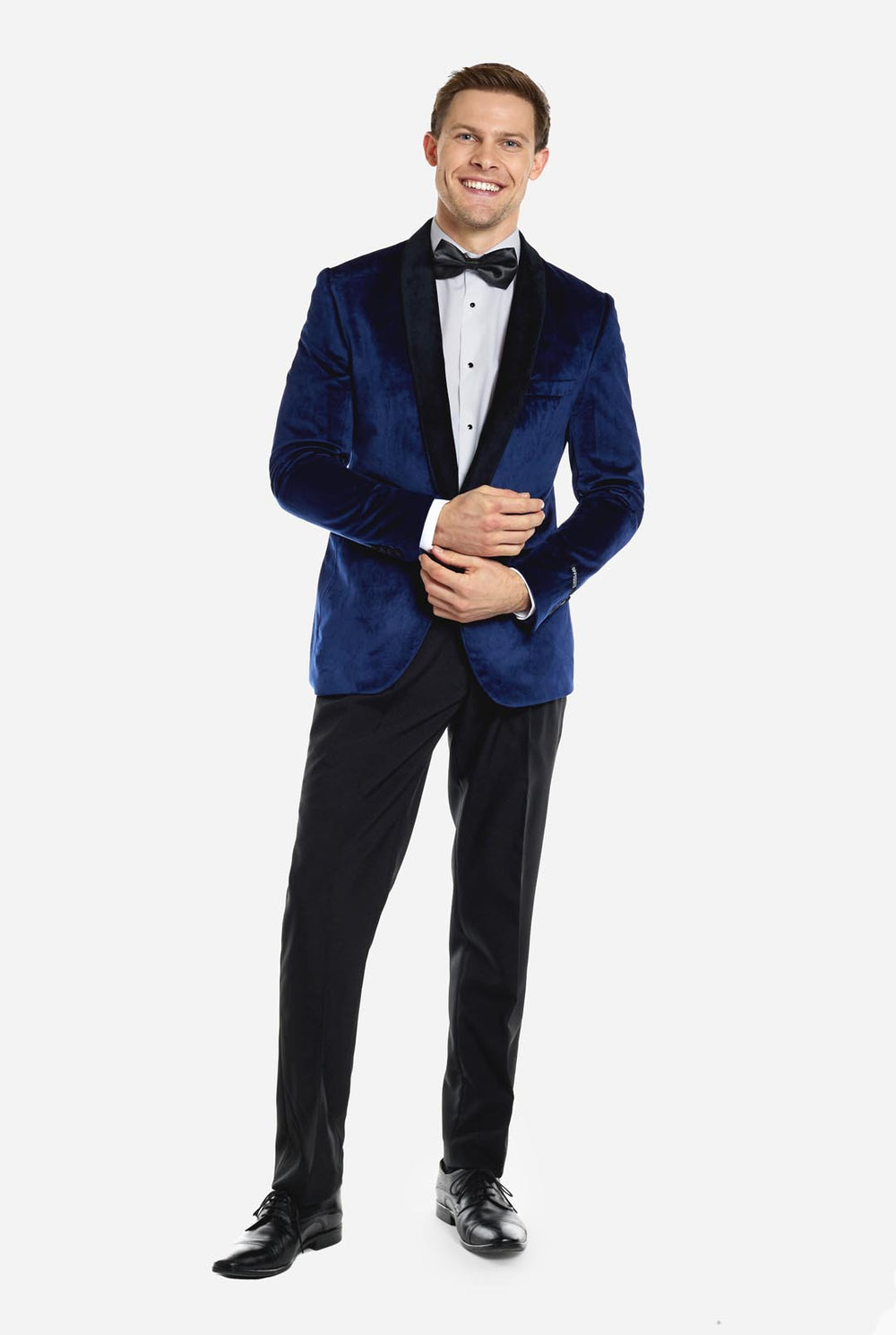 Mann trägt dunkelblauen Smoking-Blazer
