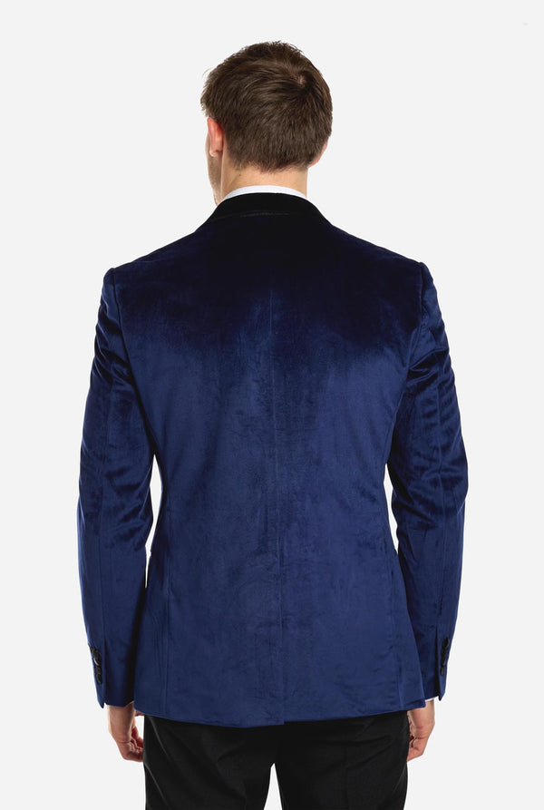 Mann trägt dunkelblauen Smoking-Blazer