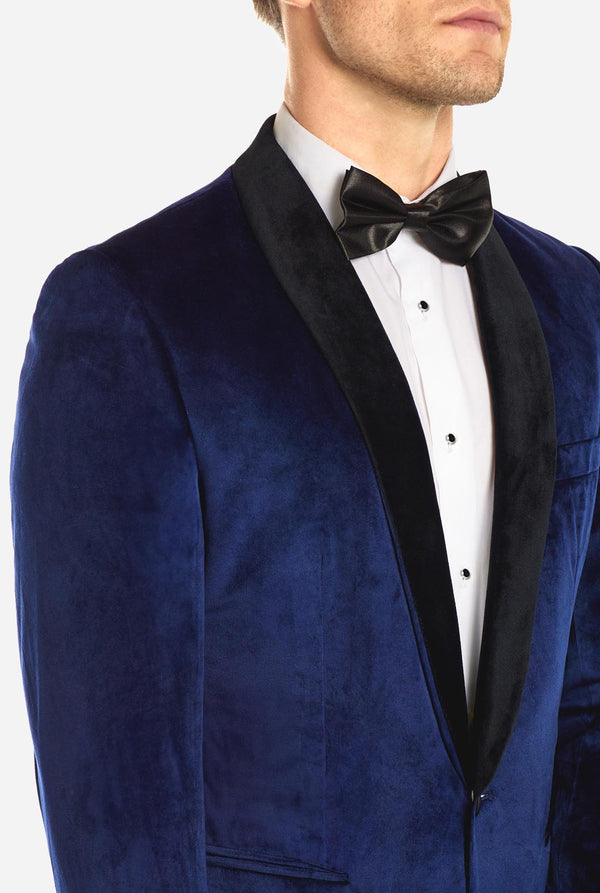 Mann trägt dunkelblauen Smoking-Blazer