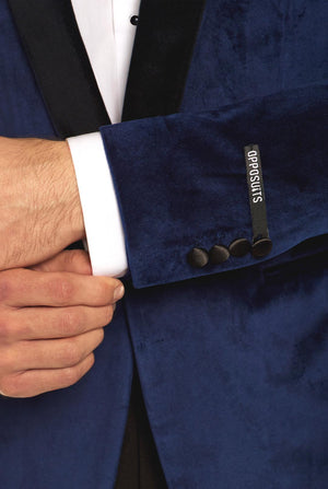 Mann trägt dunkelblauen Smoking-Blazer