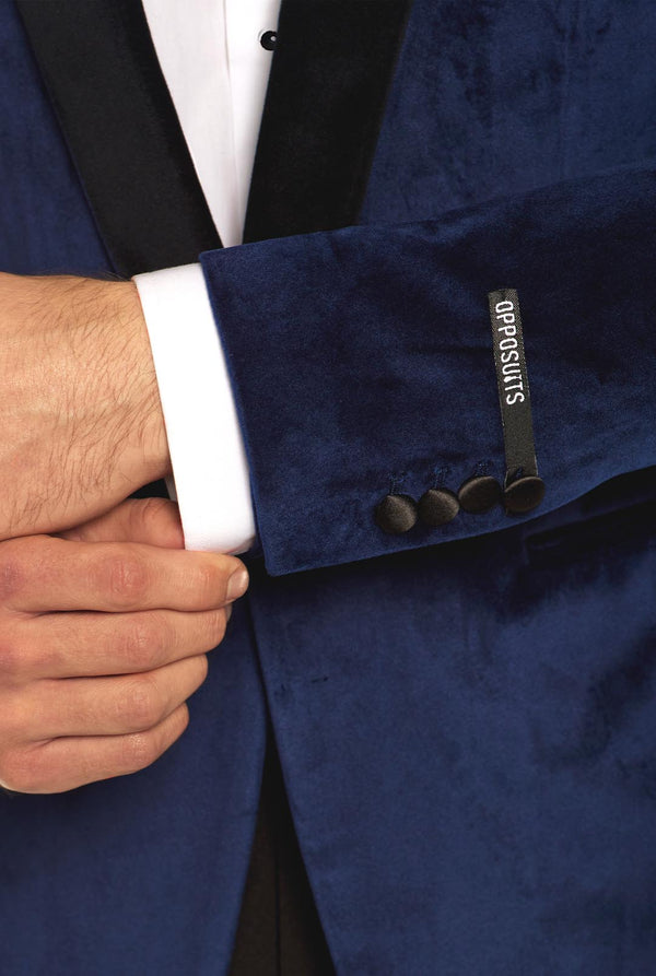 Mann trägt dunkelblauen Smoking-Blazer