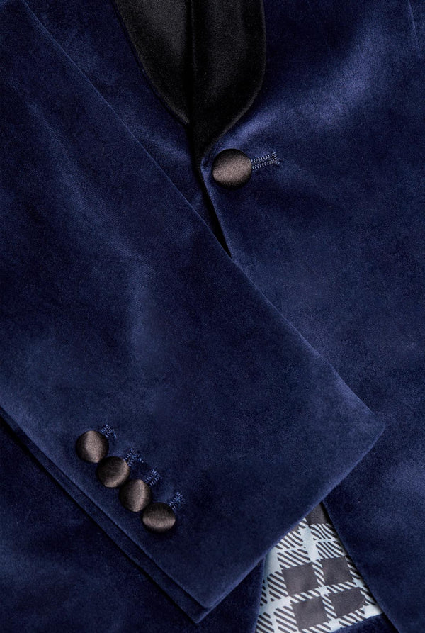 Mann trägt dunkelblauen Smoking-Blazer