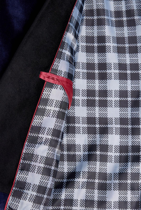 Mann trägt dunkelblauen Smoking-Blazer