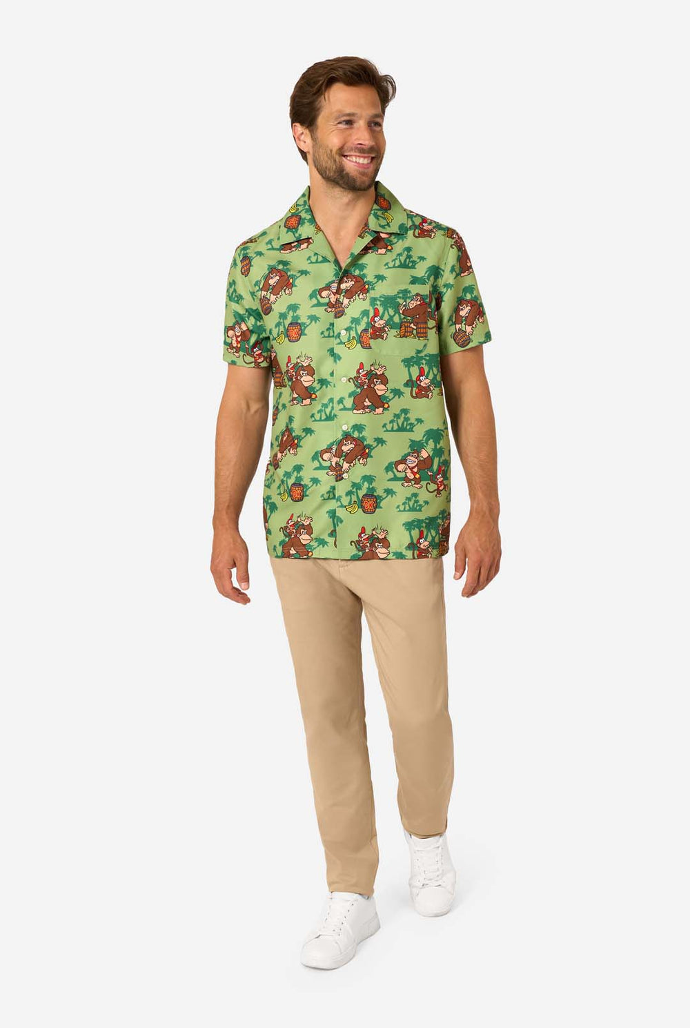 Bild eines Mannes, der ein Hawaiihemd mit Donkey-Kong-Motiv trägt. Das T-Shirt hat einen hellgrünen Hintergrund und enthält dunkelgrüne Palmen sowie mehrere Bilder der Figur Donkey Kong aus Super Mario. Der Mann blickt in die Kamera.