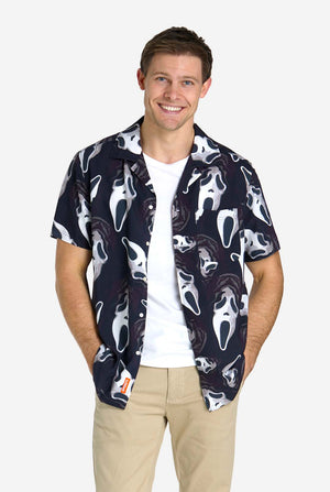 Mann trägt schwarzes Hawaiihemd mit Ghostface-Aufdruck