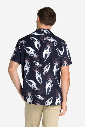 Mann trägt schwarzes Hawaiihemd mit Ghostface-Aufdruck, Ansicht von hinten